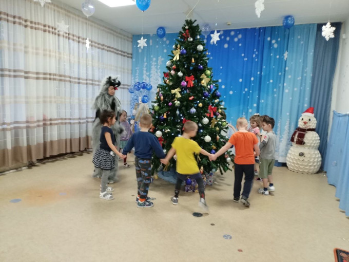 Ёлочка-красавица встретила нас в зале Ёлочка-красавица встретила нас в зале.